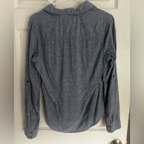 North Face Chambray Button-Down Shirt (Women’s Medium) - Picture 2 of 4